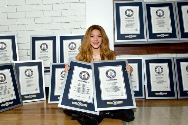 Shakira posando con los 14 récords Guinness que rompió con su canción junto a Bizarrap (Foto: Récords Guinness)