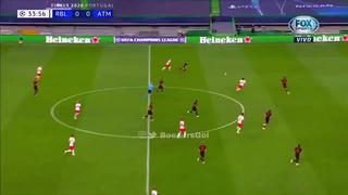 ¡Impactante! Durísimo choque de cabezas entre Savic y Halstenberg durante el Atlético vs. Leipzig [VIDEO]