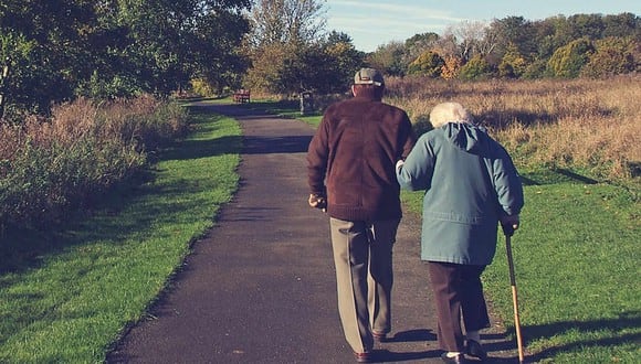 Conmovedor. Un anciano le dedicó un romántico mensaje a su compañera de vida: su esposa. (Foto referencial: coombesy / Pixabay)