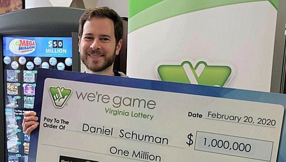 Foto viral: hombre se gana un millón de dólares en la lotería con el boleto que le regaló su esposa.
