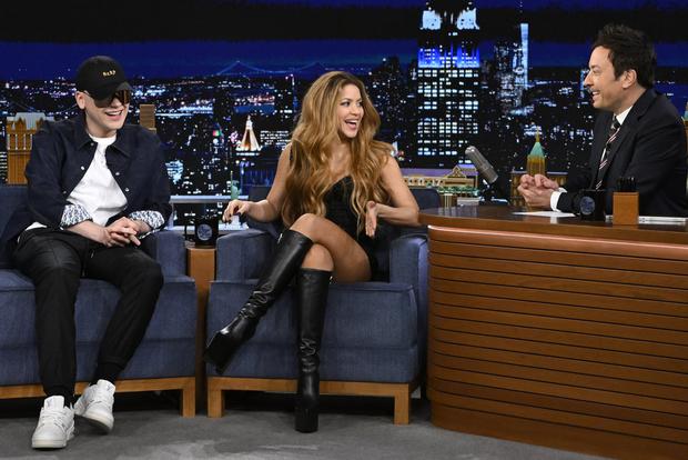 Bizarrap y Shakira durante la entrevista con Jimmy Fallon (Foto: NBC)