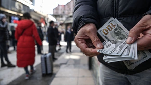 El dólar se cotizaba a 19,8 pesos en México este viernes. (Foto: AFP)