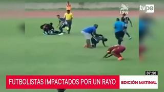 Rayo afecta a cuatro futbolistas al caer sobre campo de juego