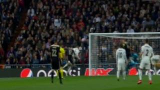 ¡Hizo temblar el palo! El cabezazo de Varane que casi adelanta al Real Madrid contra Ajax [VIDEO]