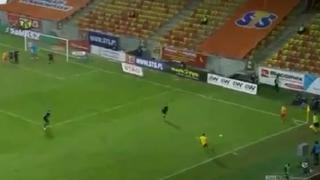 Peor imposible: equipo polaco es viral por horrible forma de cobrar un córner en su liga [VIDEO]