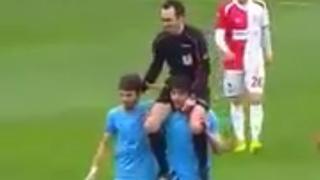 Youtube: jugador saca cargado al árbitro para pedirle disculpas