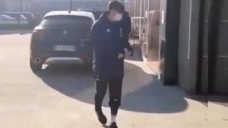 ¡Preocupación en la ‘Juve’! Paulo Dybala llegó cojeando a centro médico del club italiano [VIDEO]