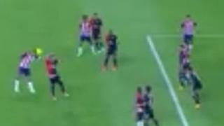 El gol mal anulado a Chivas que le impidió empatar el cotejo ante el Atlas