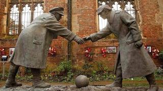 No es solo fútbol: el día que un balón detuvo la Primera Guerra Mundial en Navidad