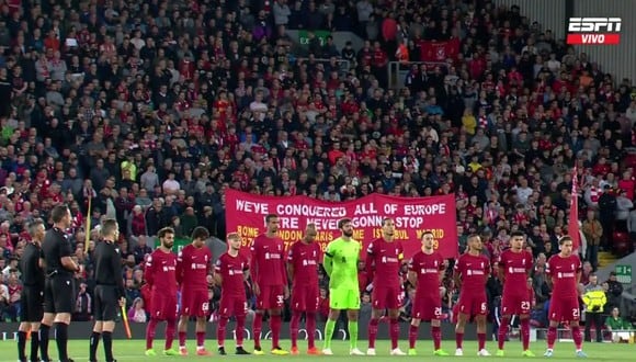 Hinchas del Liverpool respetaron en Anfield el minuto de silencio para homenajear a la Reina Isabel II. (Foto: Captura ESPN)