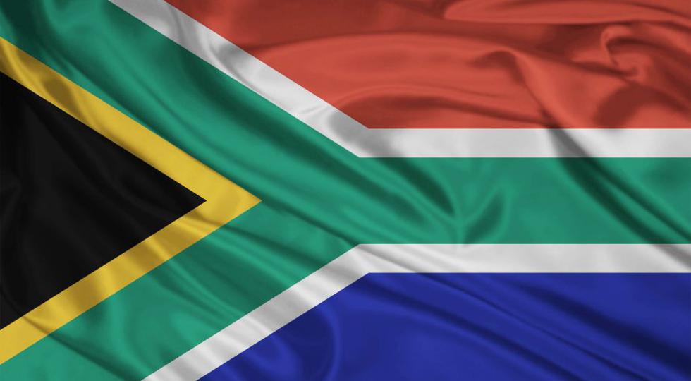 Las camisetas y banderas de los países que no guardan relación.