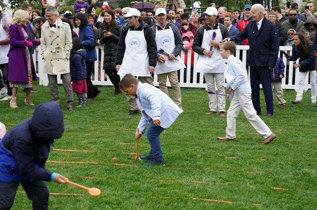 El presidente de los Estados Unidos, Joe Biden (der.), y la primera dama, Jill Biden (izq.), participan en el lanzamiento anual de huevos de Pascua de la Casa Blanca en el jardín sur de la Casa Blanca de 2022 (Foto: Mandel Ngan / AFP )