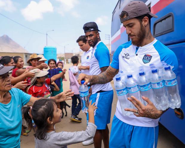 Jugadores de César Vallejo entregaron víveres a los damnificados por las lluvias en el distrito Alto Trujillo. (Foto: Prensa UCV)