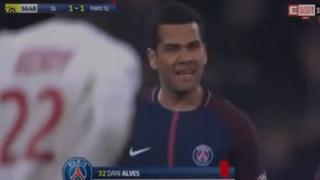 ¡Se volvió loco con el árbitro! Así expulsaron a Dani Alves en medio del Lyon vs. PSG