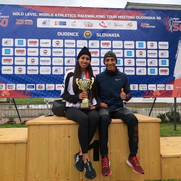 Kimberly García junto a su entrenador Andrés Chocho, atleta ecuatoriano y experto en marcha atlética.