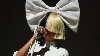 Cantante Sia adoptó a dos adolescentes que iban a perder la protección del gobierno de EE.UU.