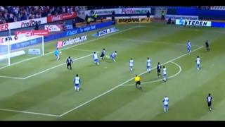 No se le escapó una: Santamaría y el clave quite que evitó el gol de las Chivas [VIDEO]