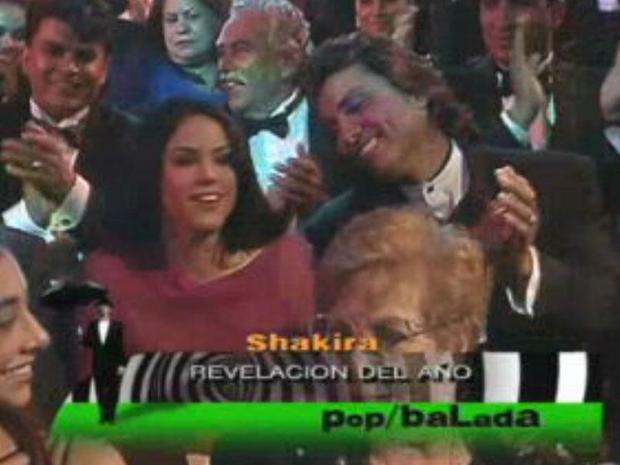 Shakira al lado de Osvaldo Ríos en la gala de los Premios Lo Nuestro de 1997 (Foto: Univision)