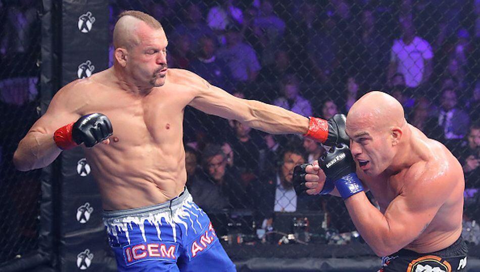 Excampeón de UFC podría llegar a WWE tras visitar el Centro de Rendimiento. Getty Images)