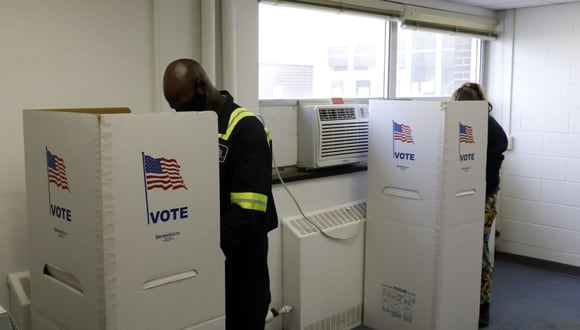 La gente emitió su voto en ausencia en la Unidad de Elecciones del Secretario de la ciudad de Lansing el 2 de noviembre de 2020 en Lansing, Michigan (Foto de Jeff Kowalsky / AFP)