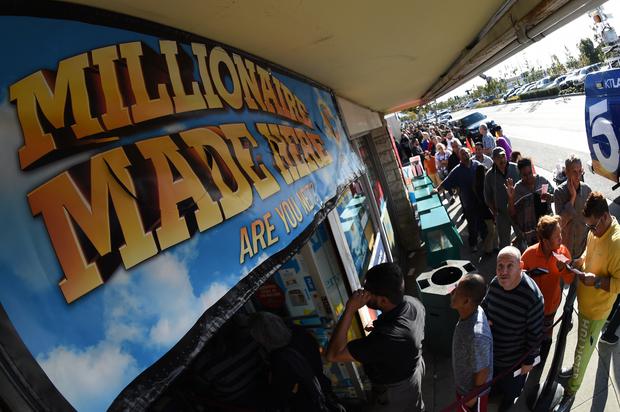 Cada vez son más las personas que adquieren su boleto para el Powerball (Foto: AFP)