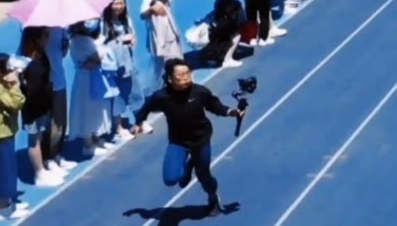 Un video viral muestra cómo un estudiante universitario que fungía de camarógrafo terminó superando sin querer a los atletas que competían en una carrera. | Crédito: South China Morning Post / YouTube