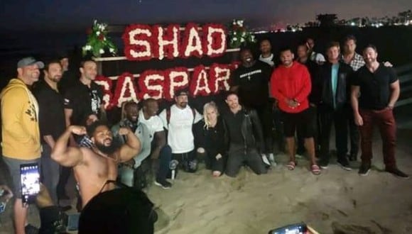 Luchadores de WWE y otras empresas le rindieron tributo a Shad Gaspard en la playa donde murió. (Twitter)