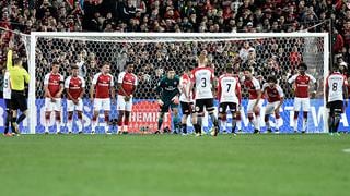 ¿Acabó en gol? Arsenal puso a sus 11 jugadores como barrera en tiro libre que se volvió viral [VIDEO]