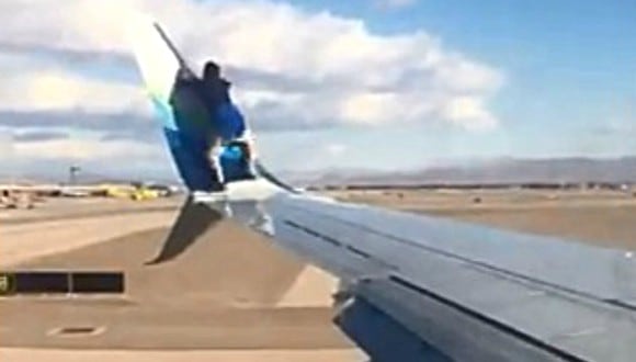 Un video viral, grabado por un pasajero, muestra al hombre sentado y caminando sobre el ala. Luego se quita los calcetines y los zapatos antes de intentar escalar la aleta del Boeing 737. (Foto: @limadeltaflies / Twitter)
