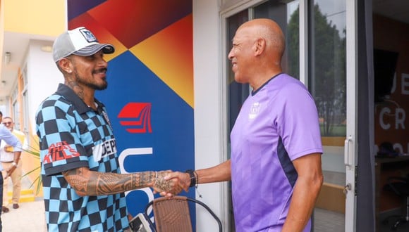 Paolo Guerrero llegó a la Villa Poeta para reunión con Roberto Mosquera (Foto: prensa UCV)
