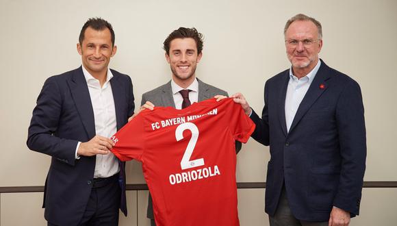 Álvaro Odriozola ya posa y entrena con la camiseta del Bayern Munich. (Foto: Twitter FCB)