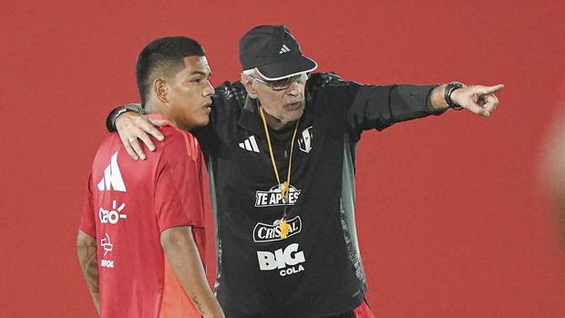 Jorge Fossati aprovecha al máximo para conversar con cada futbolista de la selección peruana | Foto: FPF