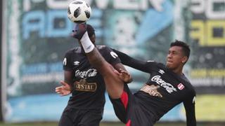 La elasticidad de Tapia para arrebatarle el balón a Ramos y es viral en redes sociales [FOTO]
