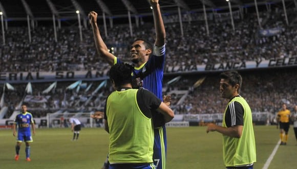 Con un doblete de Carlos Lobatón, Sporting Cristtal venció 2-1 a Racing en la Copa Libertadores 2015. (Foto: EFE)