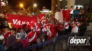 Selección Peruana tuvo caluroso recibimiento a su llegada al hotel en Quito