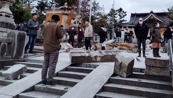 Personas paradas cerca de una puerta torii derrumbada causada por un terremoto en el Santuario Onohiyoshi en Kanazawa, prefectura de Ishikawa, Japón, el 1 de enero de 2024 | Foto: Kyodo via REUTERS