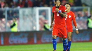 'Rey' caído: las postales del lamento de Vidal por el autogol y goleada de Paraguay a Chile