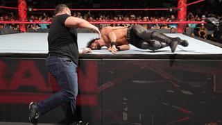Seth Rollins sufrió lesión en ataque de Samoa Joe y se perdería WrestleMania