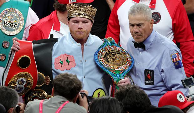 Este fue el momento donde Canelo Álvarez recibió la corona y los cinturones de campeón (Foto: AFP)