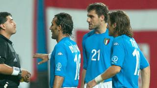 Insólito: árbitro del Italia-Corea del Mundial 2002 se defendió a través del Facebook de Mister Chip