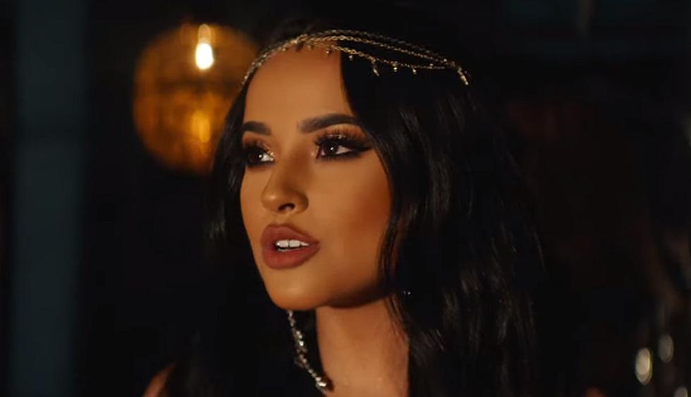 Becky G protagoniza el videoclip oficial del tema "Un mundo ideal". (Foto: Captura de video)