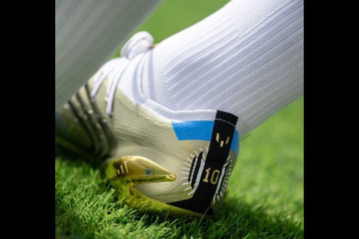 Los curiosos detalles en los zapatos que utilizó Messi ante Uruguay