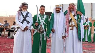 Un jeque más: Cueva sorprendió con peculiar vestimenta de árabe por aniversario saudí