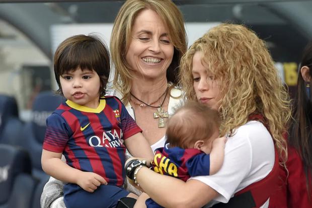 Shakira junto a su exsuegra Montserrat Bernabeu y sus dos hijos (Foto: AFP)