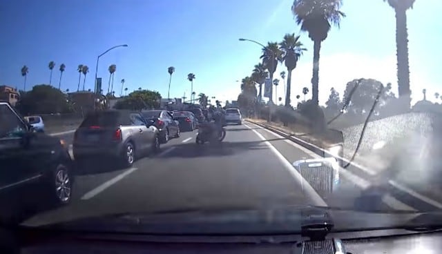 Se viralizó en YouTube el accidente protagonizado por un motociclista que pateó el espejo de un auto. (Foto: Captura)