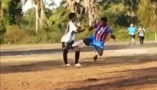 En Brasil se captó el violento momento en un partido de fútbol callejero. El video de la dura patada fue subido a Facebook y se hizo viral entre los usuarios. (Foto: captura)
