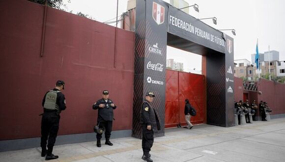 Efectivos policiales custodiando el allanamiento a la Videna por la Fiscalía. (Foto: Joel Alonzo/ @photo.gec).