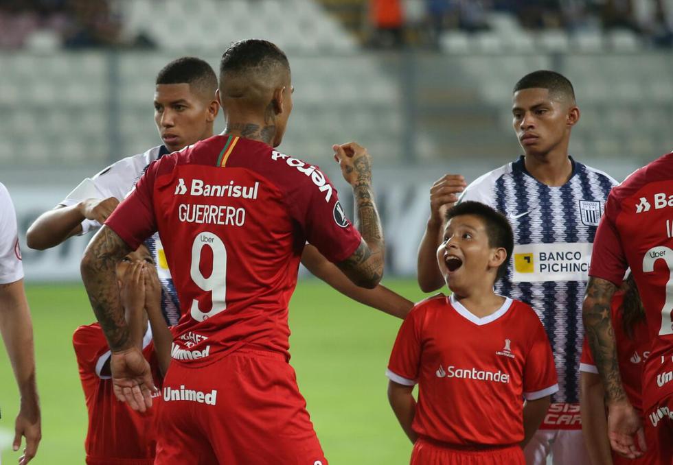 Guerrero y la emoción generada en dos niños en la previa del Alianza vs. Inter. (Foto: Fernando Sangama)