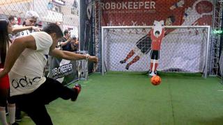Como Messi y Neymar: Aldo Corzo aceptó el desafío de vencer a 'RoboKeeper' [VIDEO]