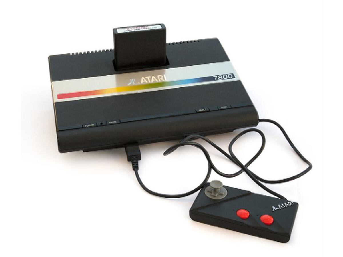 Revive toda la magia de los videojuegos retro con esta pequeña consola con  aspecto de Atari
